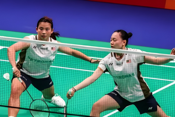 Uber Cup Quarter Finals featuring the defensive synergy of Carmen Ting and Ong Xin Yee.