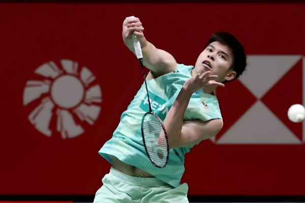 Justin Hoh Thomas Cup player in mid action on the court.