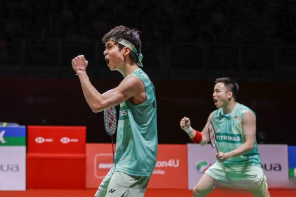 Home Masters Crown celebration featuring Aaron Chia and Soh Wooi Yik.
