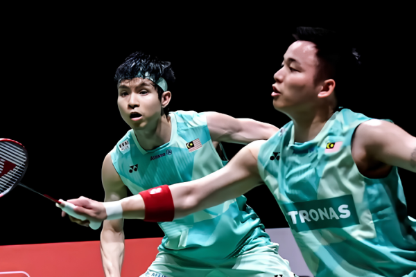 Singapore Open Title Defense featuring Aaron Chia and Soh Wooi Yik defending a low shot.