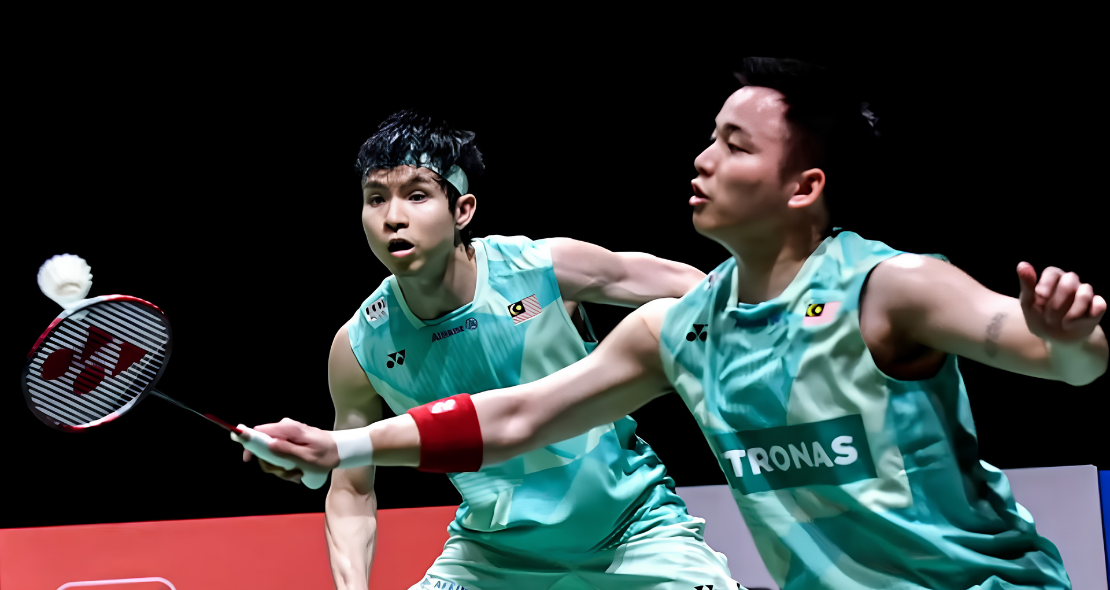Singapore Open Title Defense featuring Aaron Chia and Soh Wooi Yik defending a low shot.