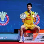 Li Shifeng holds his gold medal on stage after winning the Malaysia Masters 2026 men’s singles title at Unifi Arena Bukit Jalil