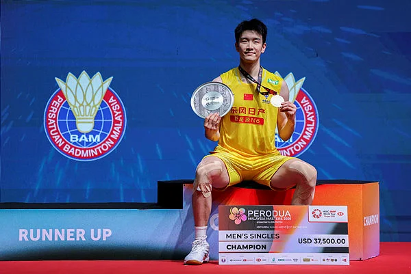 Li Shifeng holds his gold medal on stage after winning the Malaysia Masters 2026 men’s singles title at Unifi Arena Bukit Jalil