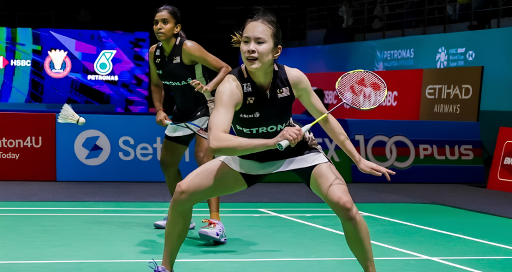 Singapore Open Comeback featuring Pearly Tan and M Thinaah in ready position.