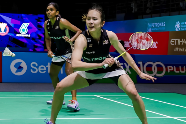 Singapore Open Comeback featuring Pearly Tan and M Thinaah in ready position.