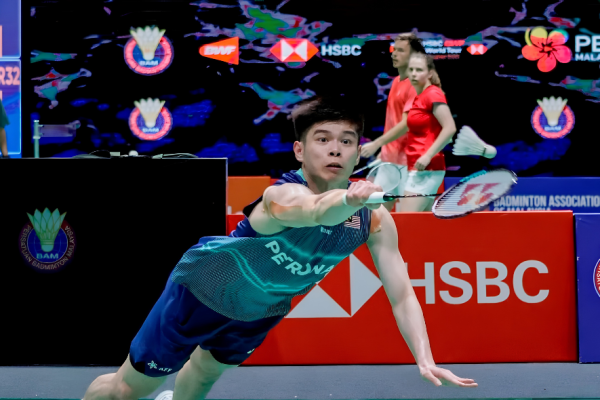 Indonesia Open progress featuring Malaysian singles star Leong Jun Hao on court.