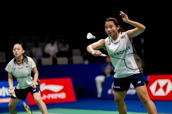 Indonesia Open quarters battle featuring Ong Xin Yee and Carmen Ting in action.