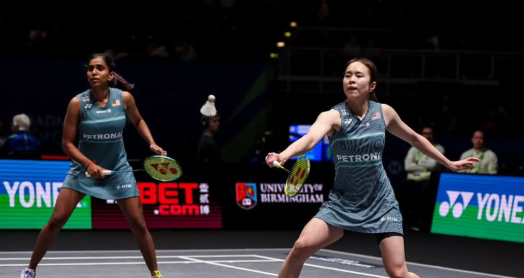 Indonesia Open quarters featuring Pearly Tan and M Thinaah in action during the match.