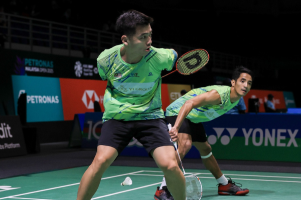 Top Seed Status featuring Tan Wee Kiong and Nur Azriyn Ayub defending on court.