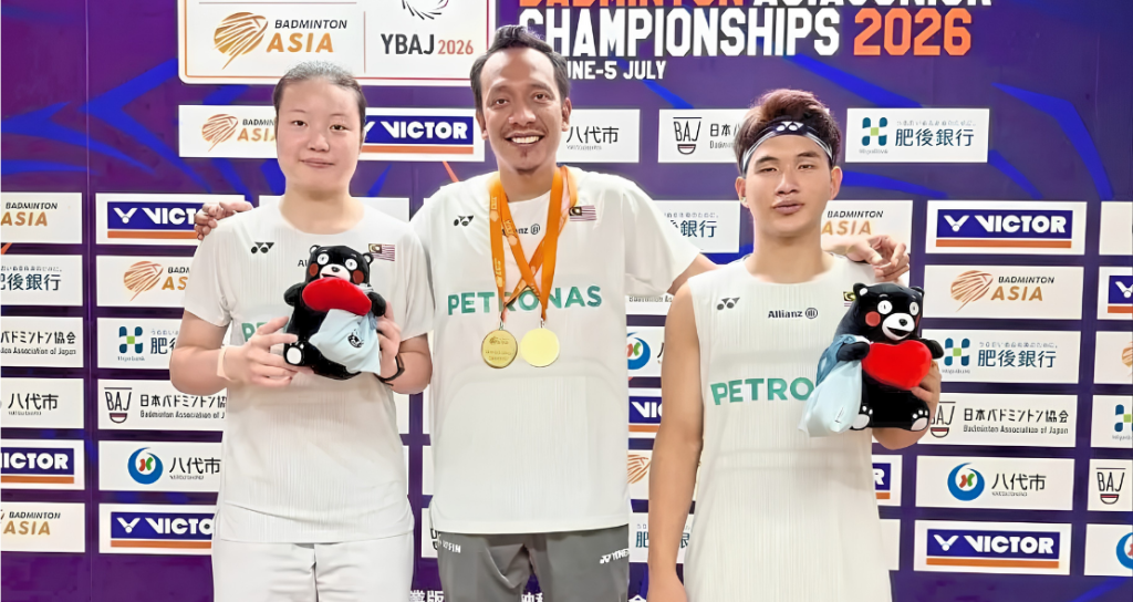 Asian Junior Championships title celebration featuring Ahmad Redzuan Low Zi Yu and coach Hazwan Jamaluddin.