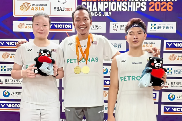 Asian Junior Championships title celebration featuring Ahmad Redzuan Low Zi Yu and coach Hazwan Jamaluddin.