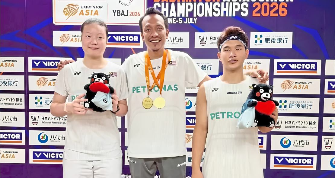 Asian Junior Championships title celebration featuring Ahmad Redzuan Low Zi Yu and coach Hazwan Jamaluddin.