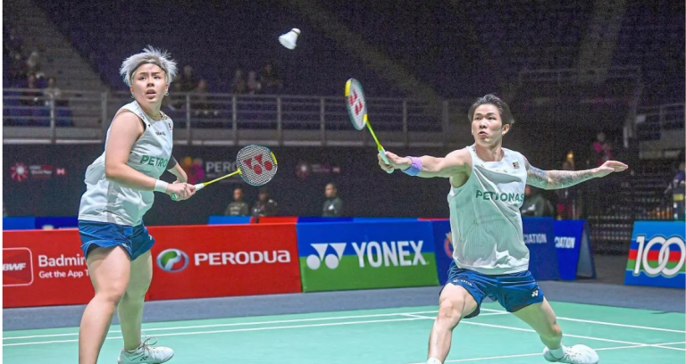 Ee Wei Worlds Withdrawal showing Chen Tang Jie and Toh Ee Wei competing together before her injury.