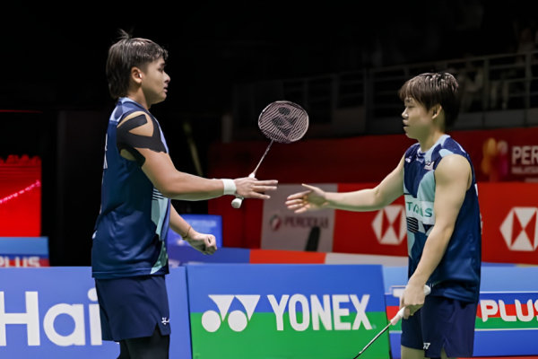 Aaron-Khai Xing upset showing Aaron Tai and Kang Khai Xing competing on the green court during the Japan Open.