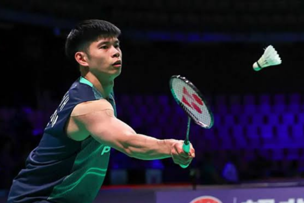 Jun Hao China Open showing Leong Jun Hao poised to return the shuttlecock during first round action.