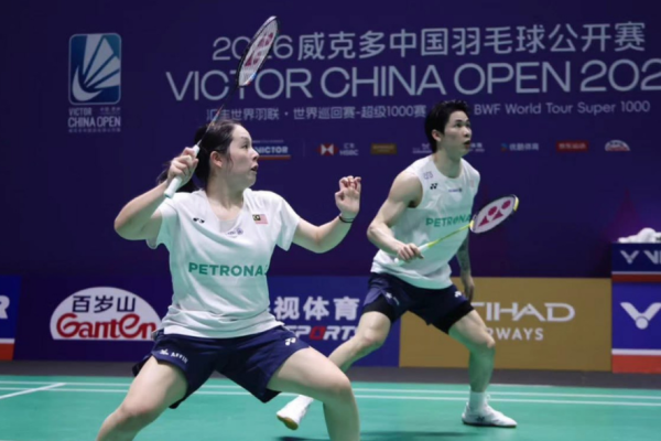Tang Jie-Clarissa Taiwan Open showing Clarissa San lunging low with Chen Tang Jie watching.