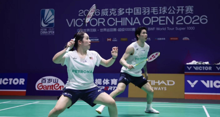 Tang Jie-Clarissa Taiwan Open showing Clarissa San lunging low with Chen Tang Jie watching.