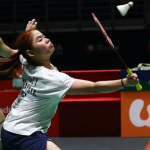 Jimmy-Su Yin Japan Open showing Cheng Su Yin lunging forward to return the shuttlecock with Jimmy Wong watching.