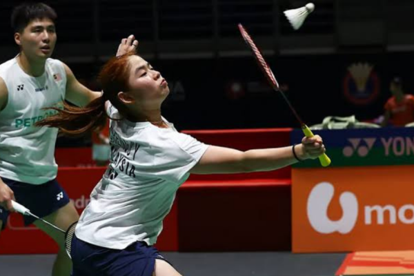 Jimmy-Su Yin Japan Open showing Cheng Su Yin lunging forward to return the shuttlecock with Jimmy Wong watching.