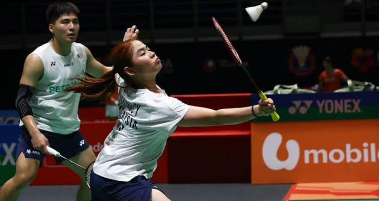 Jimmy-Su Yin Japan Open showing Cheng Su Yin lunging forward to return the shuttlecock with Jimmy Wong watching.