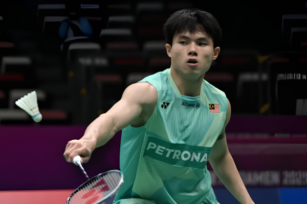 Justin Hoh Taiwan Open showing Justin Hoh poised to return the shuttlecock during first round action.