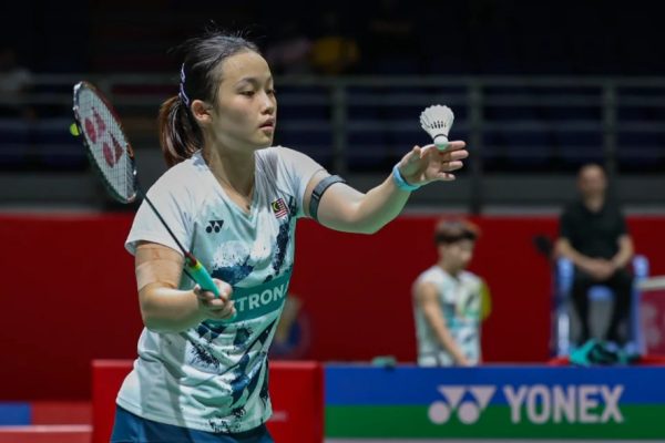 Ling Ching China Open showing Wong Ling Ching holding the shuttlecock to serve.