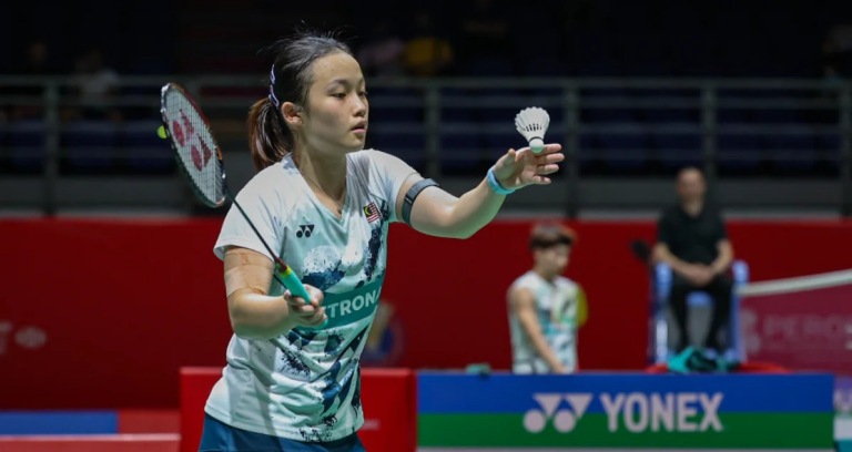 Ling Ching China Open showing Wong Ling Ching holding the shuttlecock to serve.