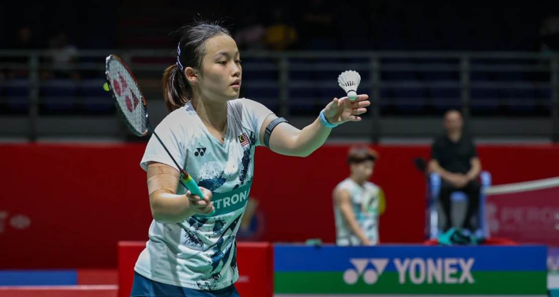 Ling Ching China Open showing Wong Ling Ching holding the shuttlecock to serve.