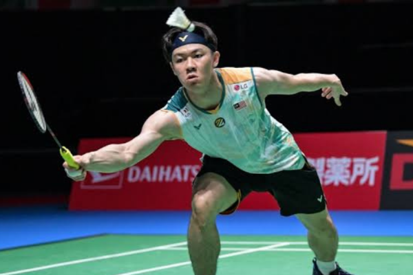 Zii Jia Taiwan Open showing Lee Zii Jia lunging low to play a forehand shot.