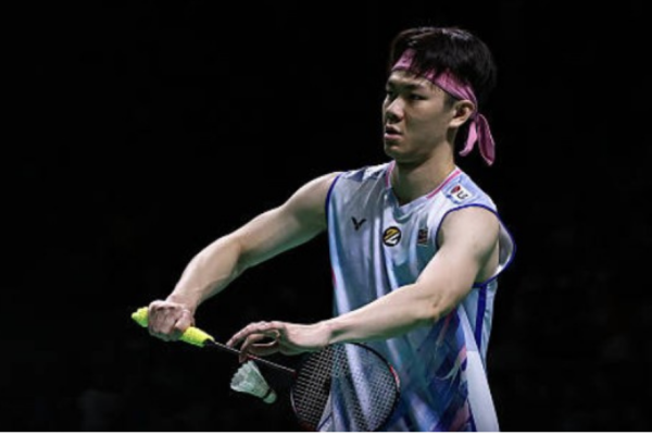 Zii Jia Taiwan Open showing Lee Zii Jia holding the shuttlecock to serve.