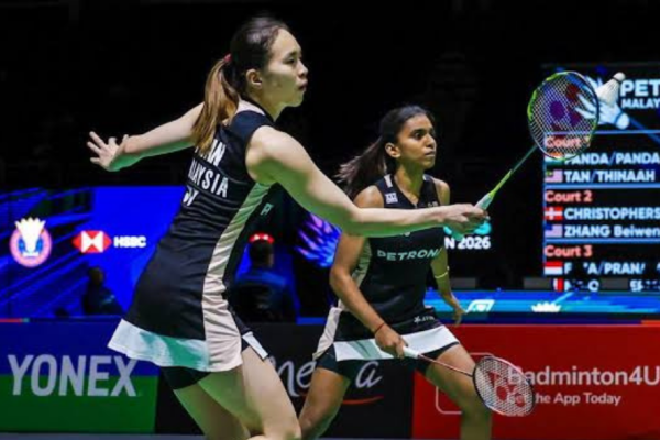 Pearly-Thinaah China Open showing Pearly Tan and M Thinaah playing together on court in Changzhou.