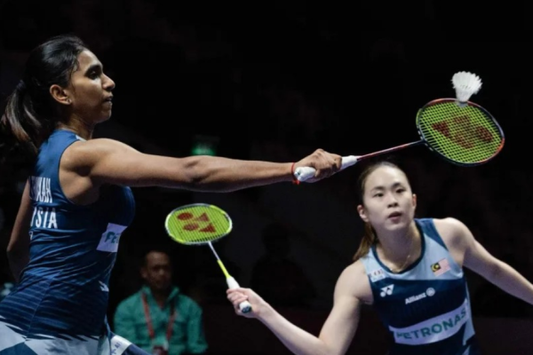 Pearly-Thinaah Taiwan Open showing M Thinaah extending her racket and Pearly Tan crouching low during a match.
