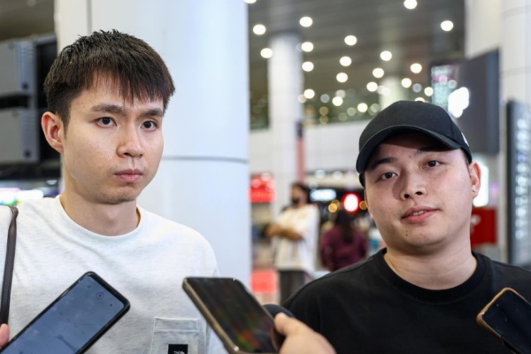 Aaron-Wooi Yik Exit showing Soh Wooi Yik and Aaron Chia speaking to reporters at KLIA.