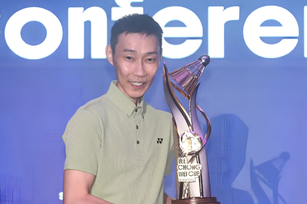 Chong Wei Cup Launch showing Datuk Seri Lee Chong Wei holding the official gold plated trophy during the press conference.