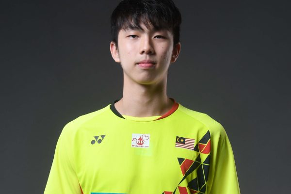Eogene Ewe professional badminton profile image showing the young Malaysian singles player in his national green Petronas training kit.