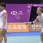 Aaron Chia Korea Masters showing Aaron Tai and Aaron Chia in ready stance on the green court.