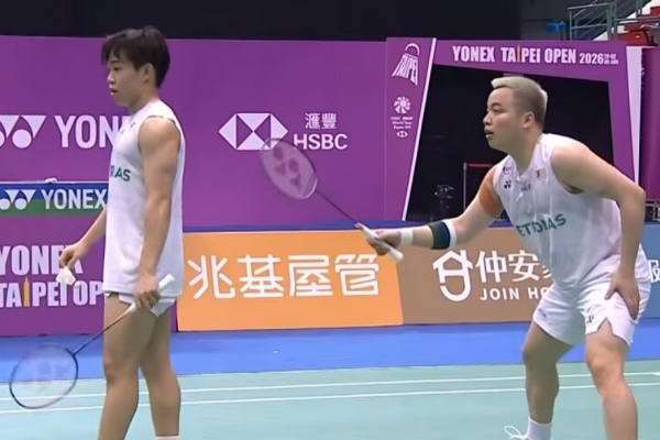 Aaron Chia Korea Masters showing Aaron Tai and Aaron Chia in ready stance on the green court.