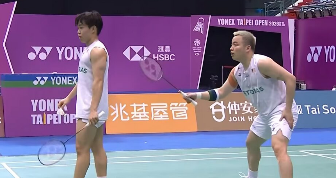Aaron Chia Korea Masters showing Aaron Tai and Aaron Chia in ready stance on the green court.