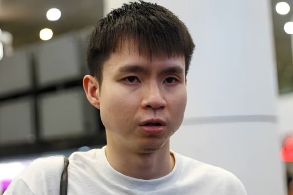 Wooi Yik Asian Games showing Soh Wooi Yik looking shocked at KLIA after his roster exclusion.