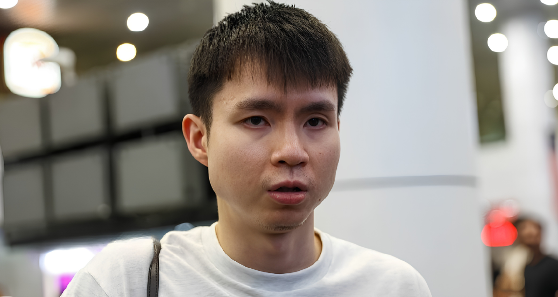 Wooi Yik Asian Games showing Soh Wooi Yik looking shocked at KLIA after his roster exclusion.
