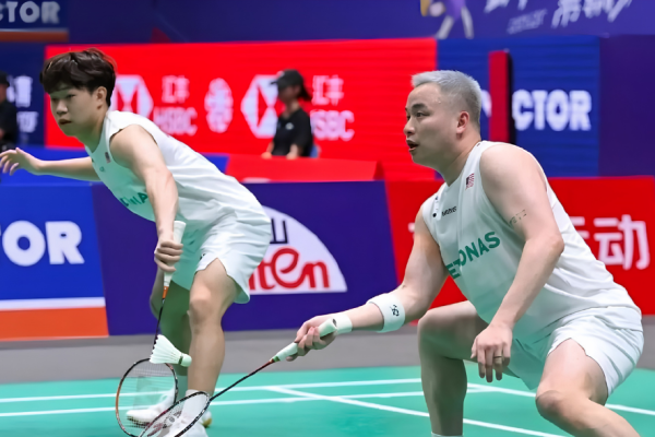 Aaron Chia Scratch Partnership showing Aaron Tai and Aaron Chia in action on the green court.