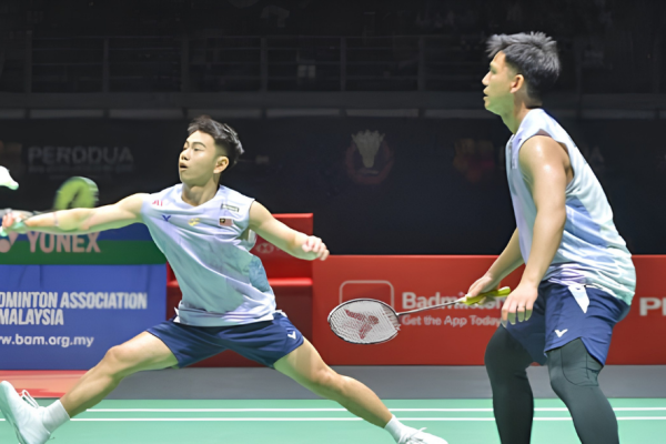 Sze Fei-Izzuddin History Target showing Goh Sze Fei lunging low on court with Nur Izzuddin Rumsani watching.