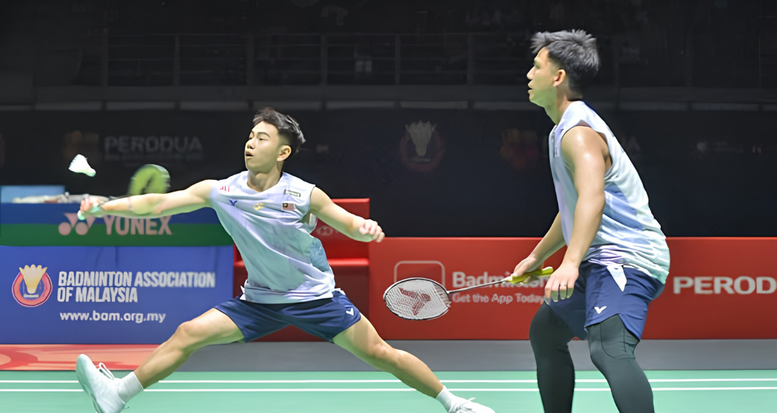 Sze Fei-Izzuddin History Target showing Goh Sze Fei lunging low on court with Nur Izzuddin Rumsani watching.