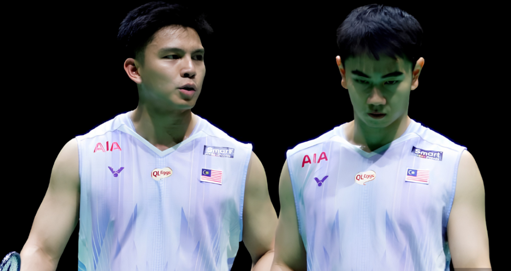 Sze Fei-Izzuddin Worlds Victory showing Goh Sze Fei and Nur Izzuddin Rumsani in active ready stance.
