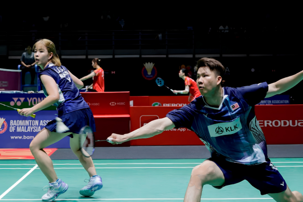 BWF World Championships showing Chen Tang Jie lunging forward to return the shuttlecock with Clarissa San watching.