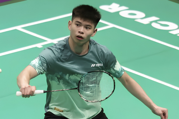 BWF World Championships 2026 showing Leong Jun Hao poised to return the shuttlecock during first round action.