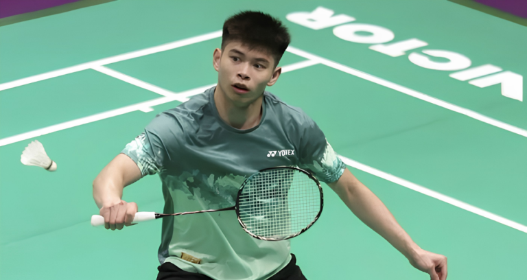 BWF World Championships 2026 showing Leong Jun Hao poised to return the shuttlecock during first round action.