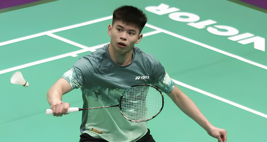 BWF World Championships 2026 showing Leong Jun Hao poised to return the shuttlecock during first round action.
