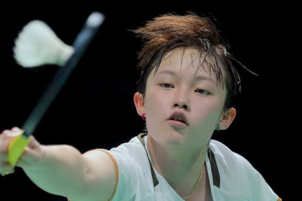 Ling Ching Worlds Campaign showing Wong Ling Ching lunging low to play a shot on the green court.