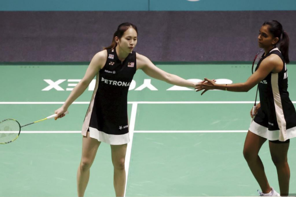Pearly-Thinaah Worlds Exit showing Pearly Tan and M Thinaah connecting on the green court.